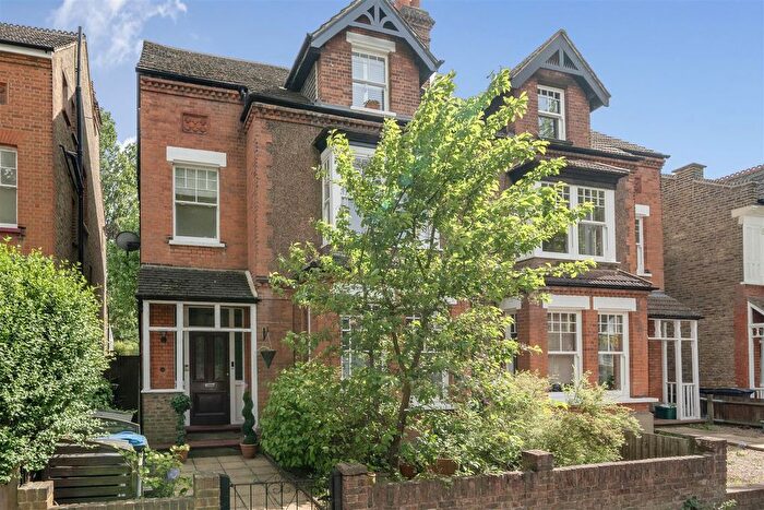 2 Bedroom Flat For Sale In Victoria Avenue, Surbiton, KT6