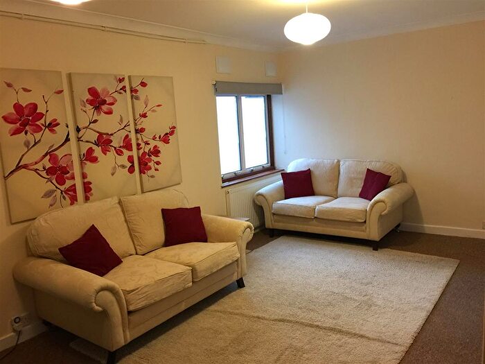 2 Bedroom Flat To Rent In Chequers Parade, Chequers Way, London, N13