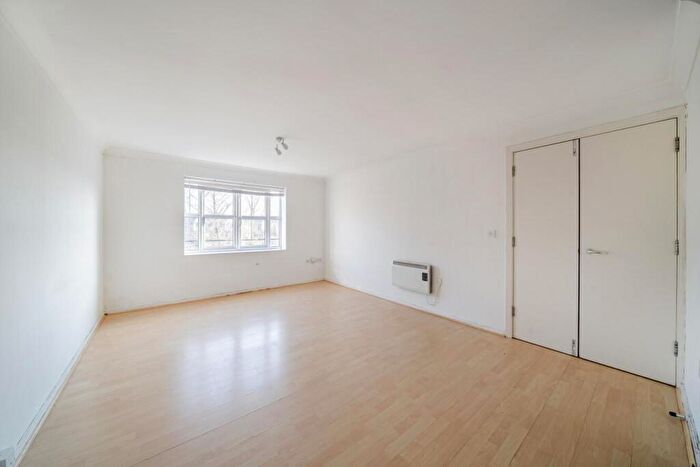 2 Bedroom Flat For Sale In Drayton Park, Islington, N5