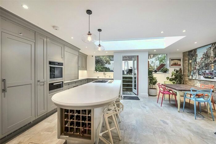 2 Bedroom Flat To Rent In Cromwell Road, Earls Court, SW5