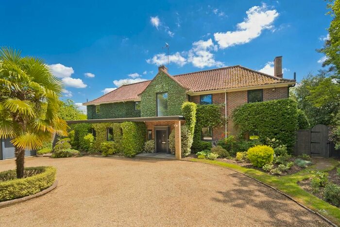 5 Bedroom Detached House To Rent In Chargate Close, Burwood Park, KT12