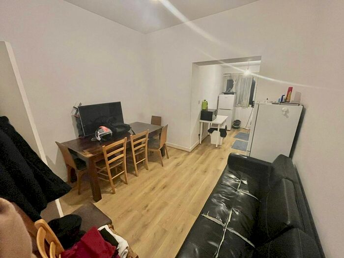 2 Bedroom Flat To Rent In Parkfield Road, London, SE14
