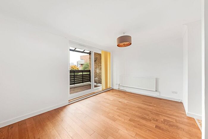 3 Bedroom Maisonette To Rent In Coleby Path, Camberwell, London, SE5