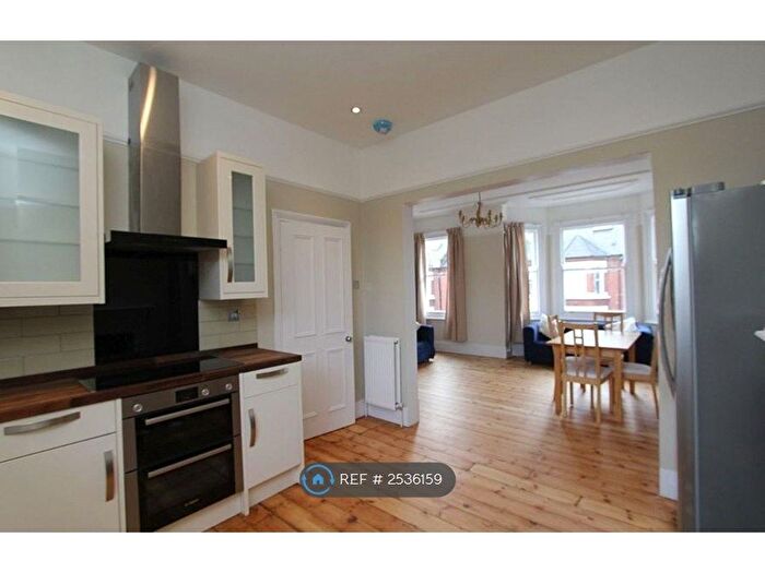 3 Bedroom Maisonette To Rent In Trefoil Road, London, SW18