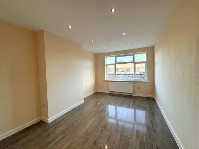 2 Bedroom Flat To Rent In Watling Avenue, Edgware, HA8