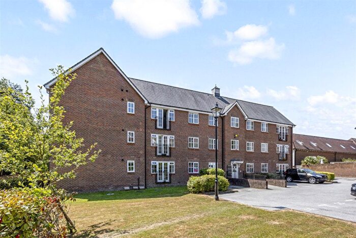 2 Bedroom Flat For Sale In Farriers Lea, Haywards Heath, RH16
