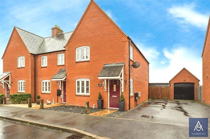 3 Bedroom End Of Terrace House For Sale In Desdemona Way, Brackley, West Northamptonshire, NN13