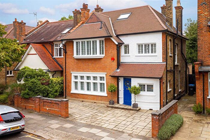 6 Bedroom Property For Sale In The Grangeway, London, N21