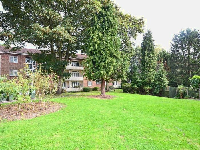 2 Bedroom Flat To Rent In Bells Hill, Barnet, EN5