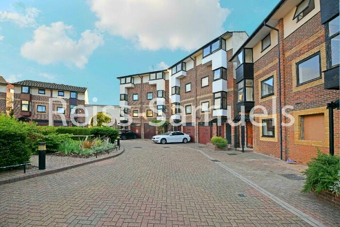 5 Bedroom Town House To Rent In Barnfield Place, London, E14