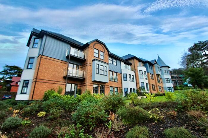 3 Bedroom Flat For Sale In Pwllycrochan Avenue, Colwyn Bay, LL29