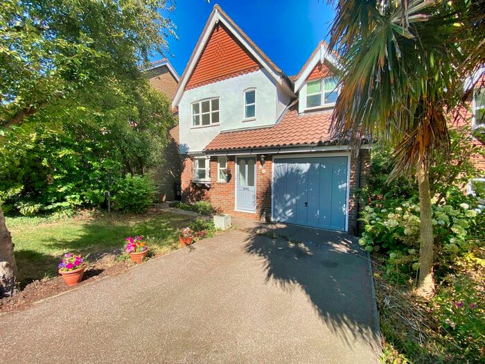 4 Bedroom Detached House To Rent In Bridge Farm Road, Uckfield, TN22