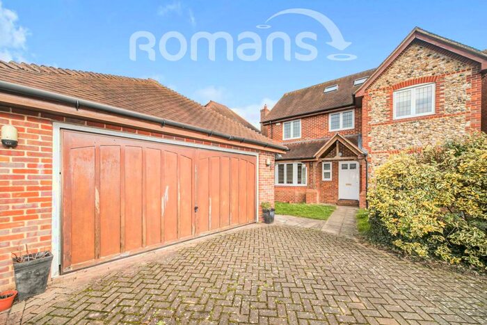 5 Bedroom Detached House To Rent In Weavers Way, Twyford, RG10