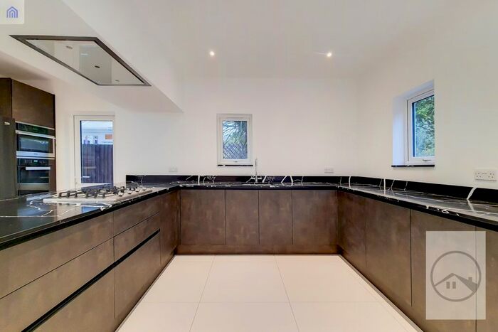 4 Bedroom Semi-Detached House To Rent In Pollards Hill South, Norbury SW16