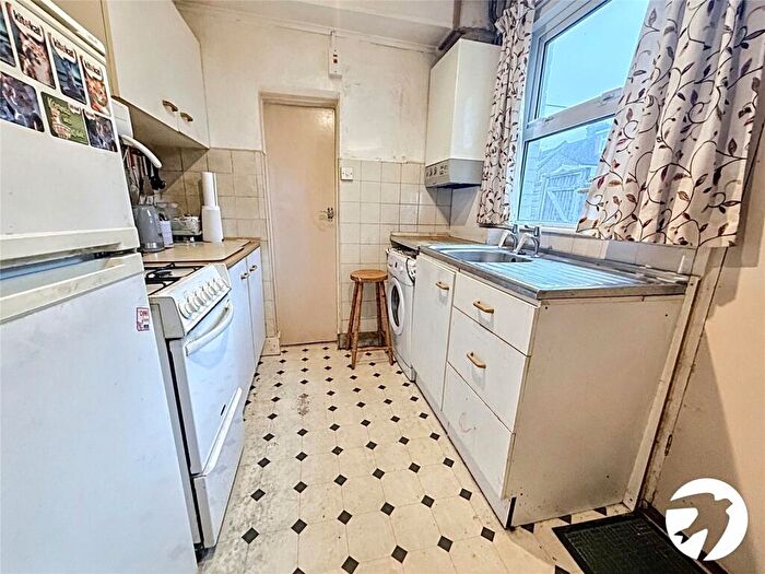 3 Bedroom End Of Terrace House For Sale In Cromer Road, Rochester, Kent, ME2