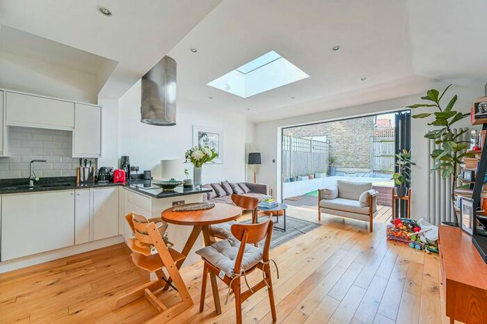 2 Bedroom Flat To Rent In Pellatt Road, East Dulwich, London, SE22