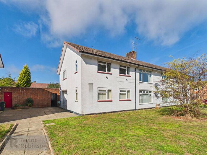 2 Bedroom Maisonette For Sale In Findon Road, Ifield, Crawley, RH11