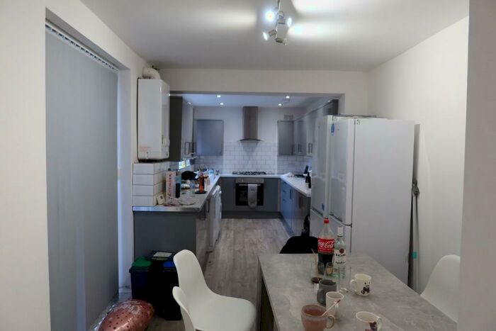 6 Bedroom Terraced House To Rent In Teversal Avenue, Nottingham, NG7