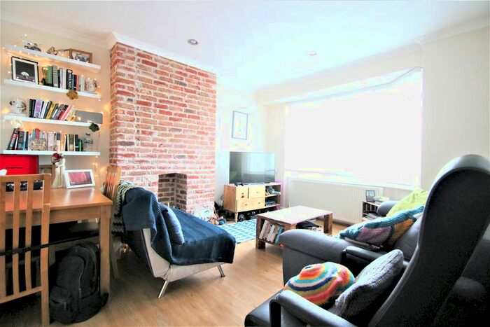 2 Bedroom Flat To Rent In Whitehorse Lane, London, SE25