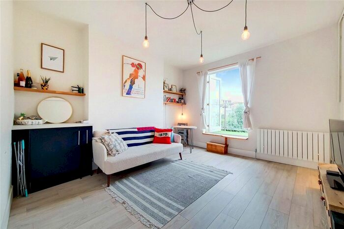 2 Bedroom Flat To Rent In Battersea Rise, London, SW11