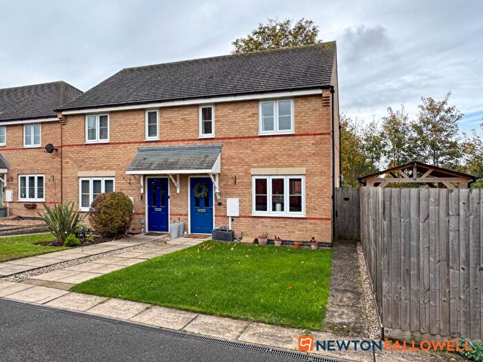 2 Bedroom Semi-Detached House For Sale In Dale Crescent, Fernwood, NG24