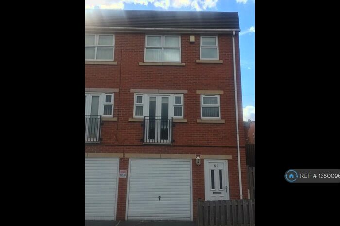 2 Bedroom End Of Terrace House To Rent In Cow Close Road, Leeds, LS12