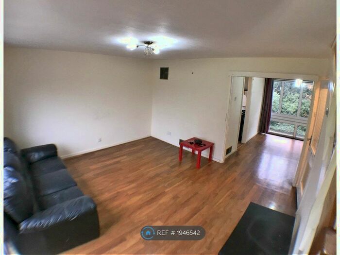 2 Bedroom Maisonette To Rent In Turnpike Link, Croydon, CR0