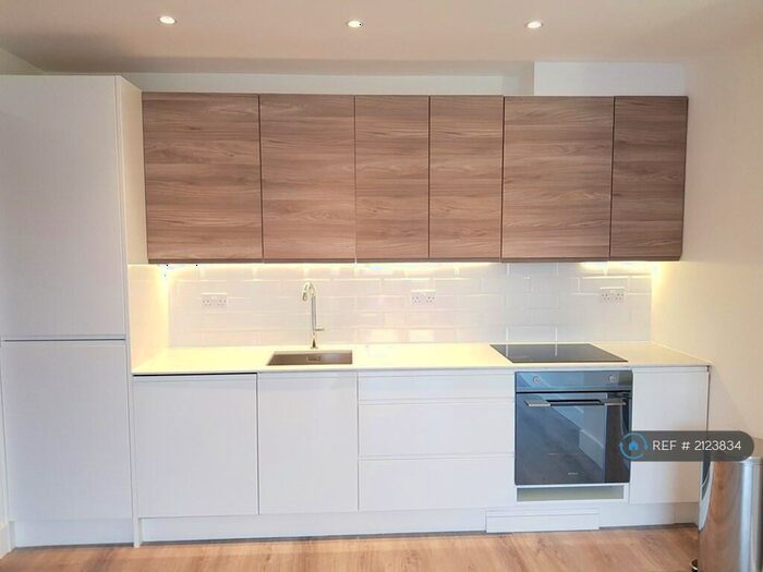 2 Bedroom Flat To Rent In Oak Apartments, London, E9