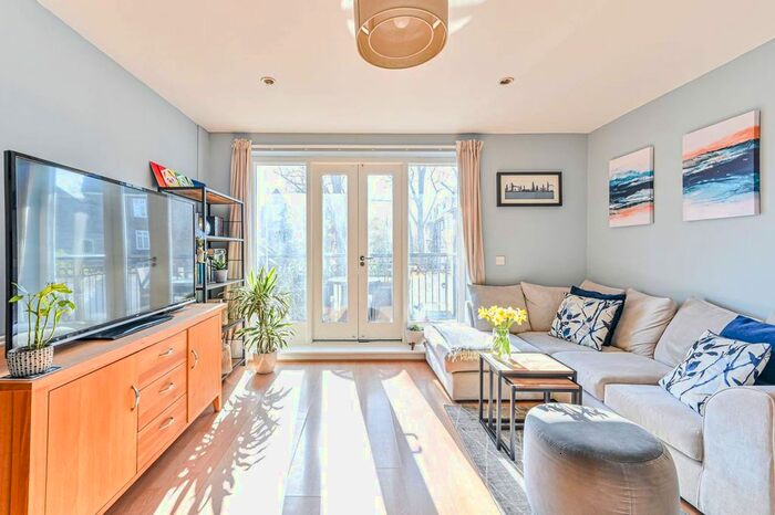 2 Bedroom Flat To Rent In Larkhall Lane, Clapham North, London, SW4