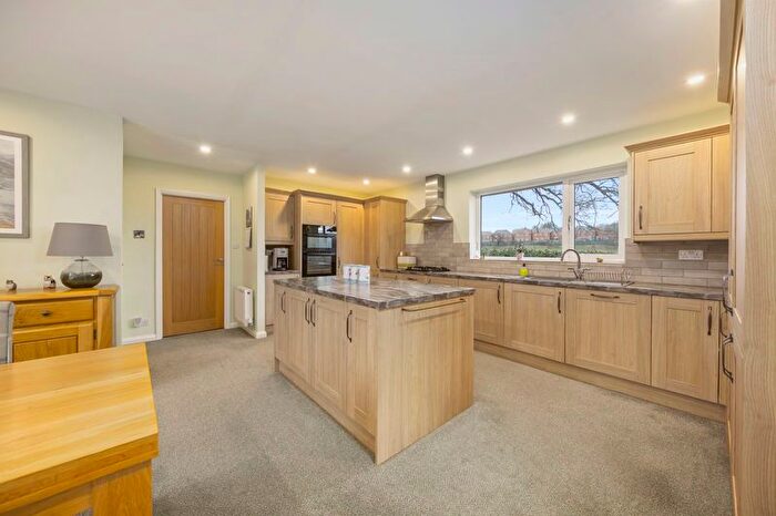 3 Bedroom Detached Bungalow For Sale In Newbold Back Lane, Brockwell, Chesterfield, S40