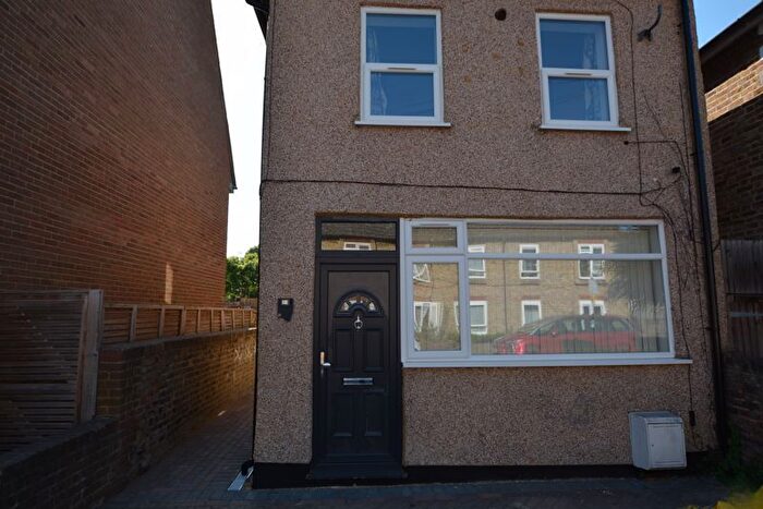 3 Bedroom Detached House To Rent In Park Street, Slough, SL1