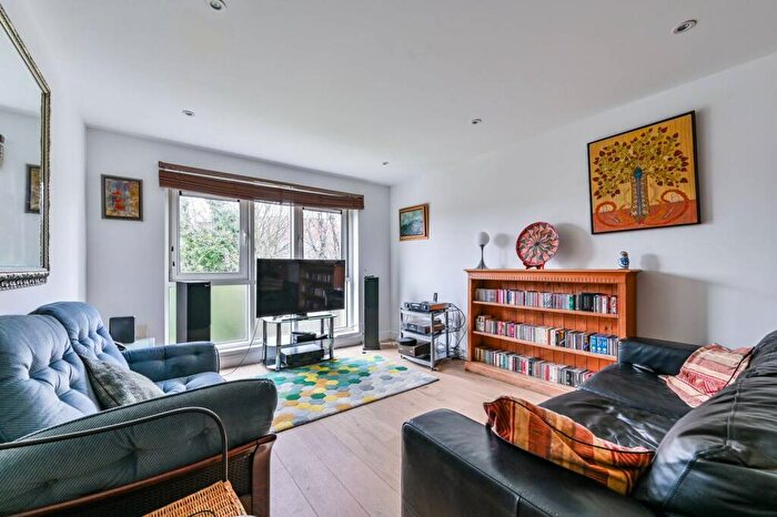 2 Bedroom Flat For Sale In Caledonian Road, Hillmarton Conservation Area, London, N7