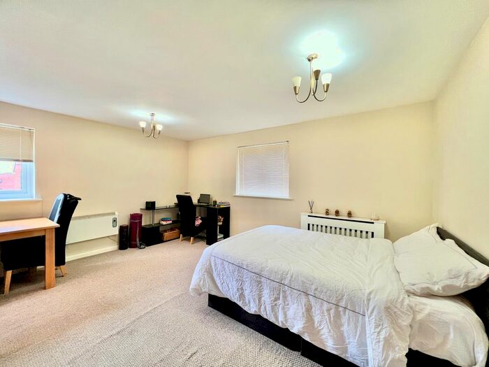 Studio To Rent In Wheatley Close, Hendon, London, NW4