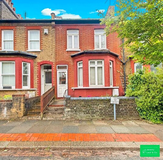 3 Bedroom Property For Sale In Avenue Road, London, N12