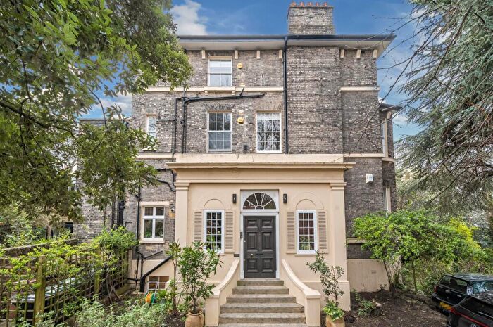 3 Bedroom Flat To Rent In The Glebe Blackheath, SE3