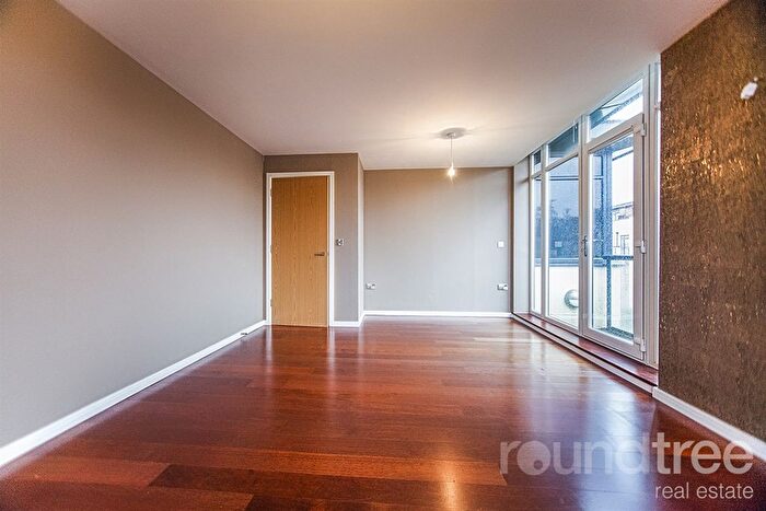 2 Bedroom Flat To Rent In Peacock Close, Mill Hill, NW7