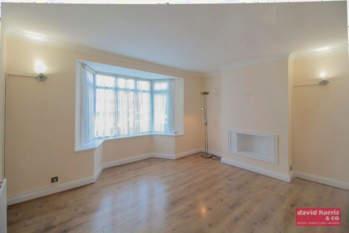 2 Bedroom Flat To Rent In Finchley Court, Ballards Lane, N3