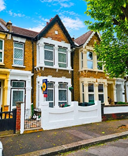 2 Bedroom Flat To Rent In Harold Road, Leytonstone, E11