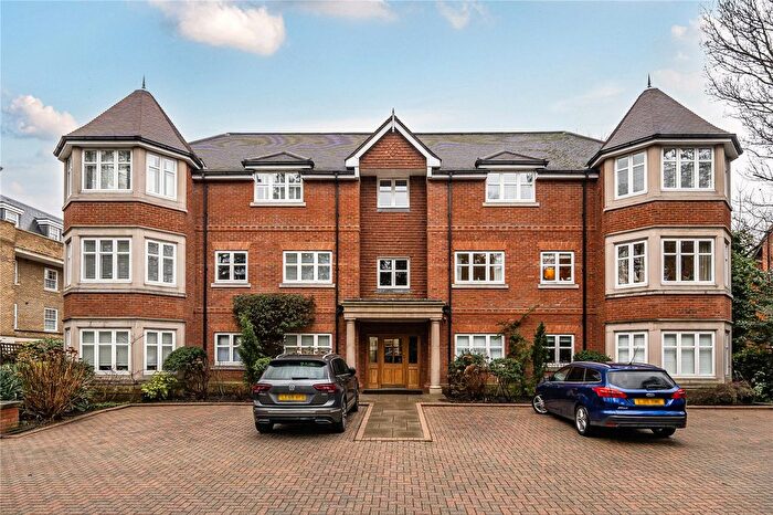 2 Bedroom Flat For Sale In Queens Road, Weybridge, KT13