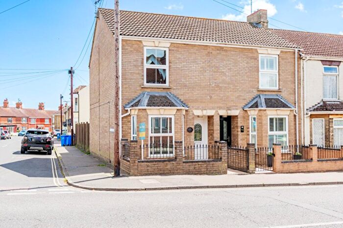 3 Bedroom End Of Terrace House For Sale In London Road South, Lowestoft, NR33