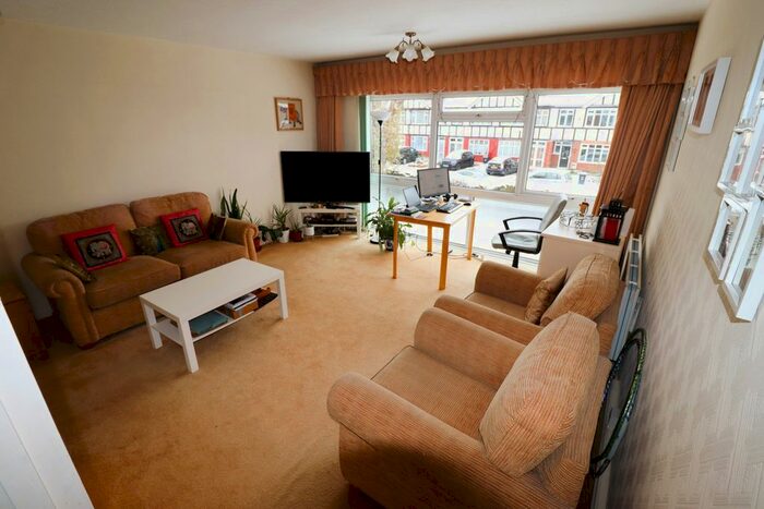 2 Bedroom Flat To Rent In Poplar Way, Ilford, IG6