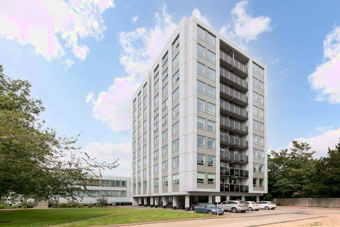 2 Bedroom Flat To Rent In Wellington Close, Walton-On-Thames, KT12