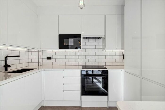 2 Bedroom Flat To Rent In Pickering Close, Victoria Park, E9