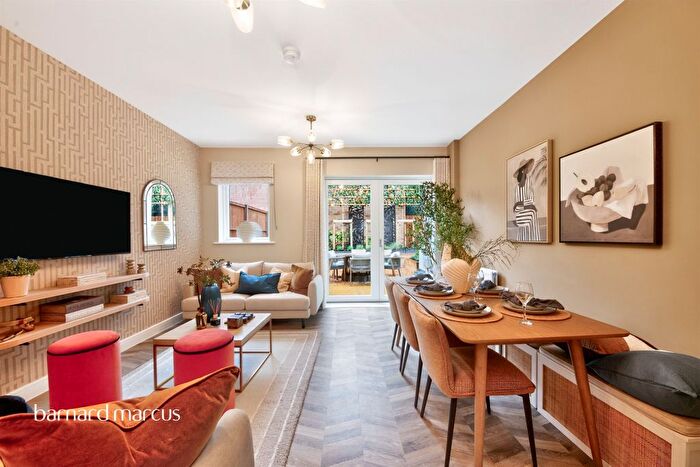 3 Bedroom Terraced House For Sale In High Road, Finchley, London, N12