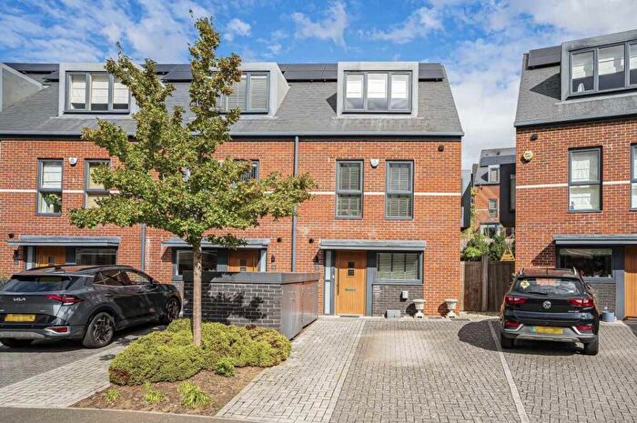 3 Bedroom End Of Terrace House For Sale In Cornell Gardens, Cockfosters, EN4