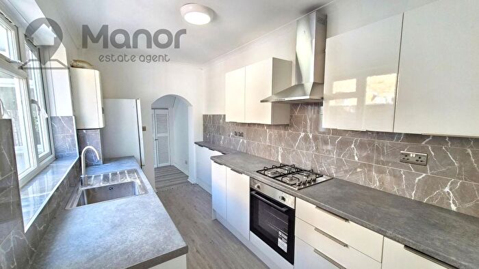 4 Bedroom Semi-Detached House To Rent In Bounces Road, Edmonton, N9