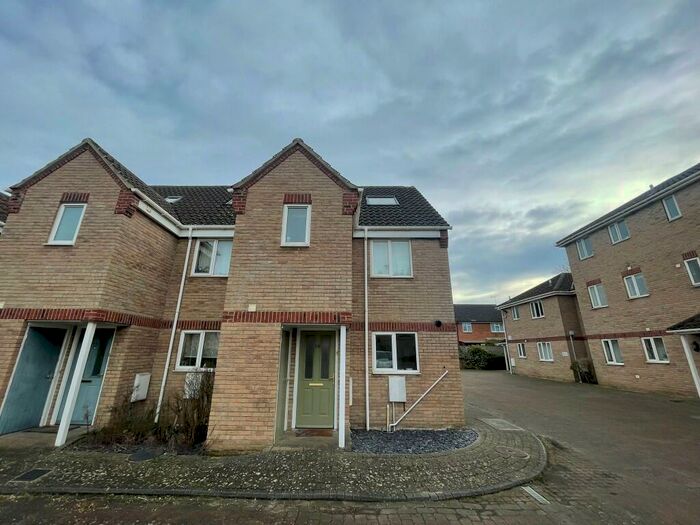 3 Bedroom End Of Terrace House To Rent In Apollo Way, Cambridge, Cambridgeshire, CB4