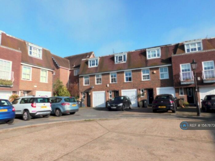 3 Bedroom Semi-Detached House To Rent In Wroths Path, Loughton, IG10