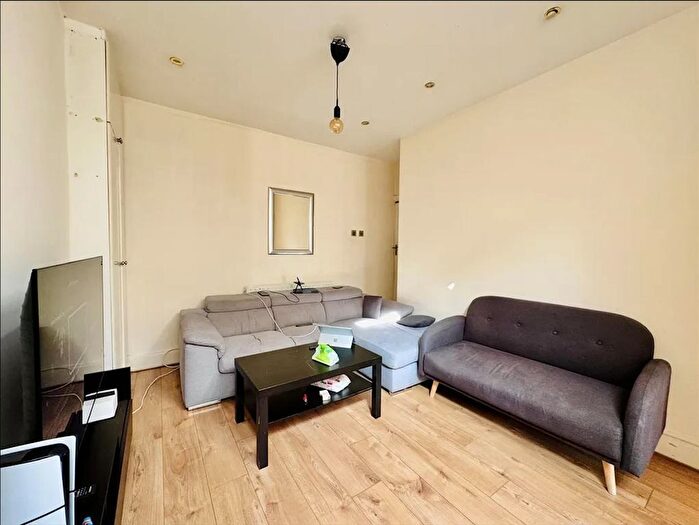 2 Bedroom Flat To Rent In Carlton Avenue, Kenton, HA3