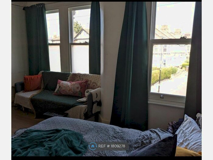 Studio To Rent In Turnpike Lane, London, N22